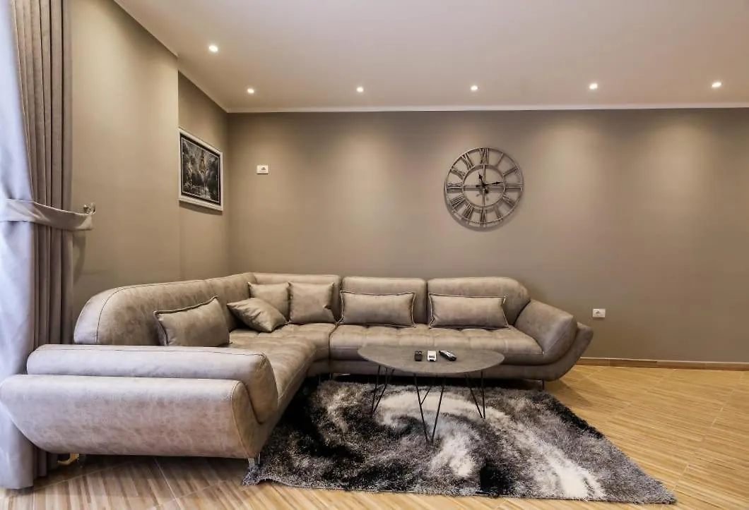 Valbona Apartament'S 2 فلورا